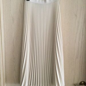 NWOT H&M Cream Pleated Skirt, Size S